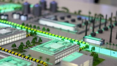 Kompleks industri miniatur dengan lampu bercahaya