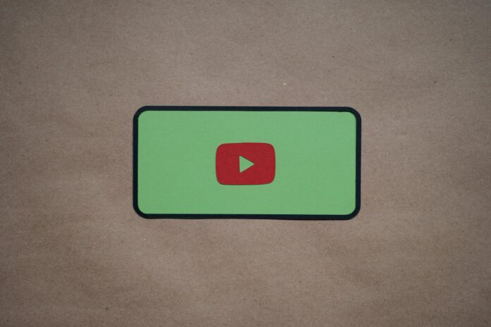 layar hijau dengan tombol putar merah di atasnya