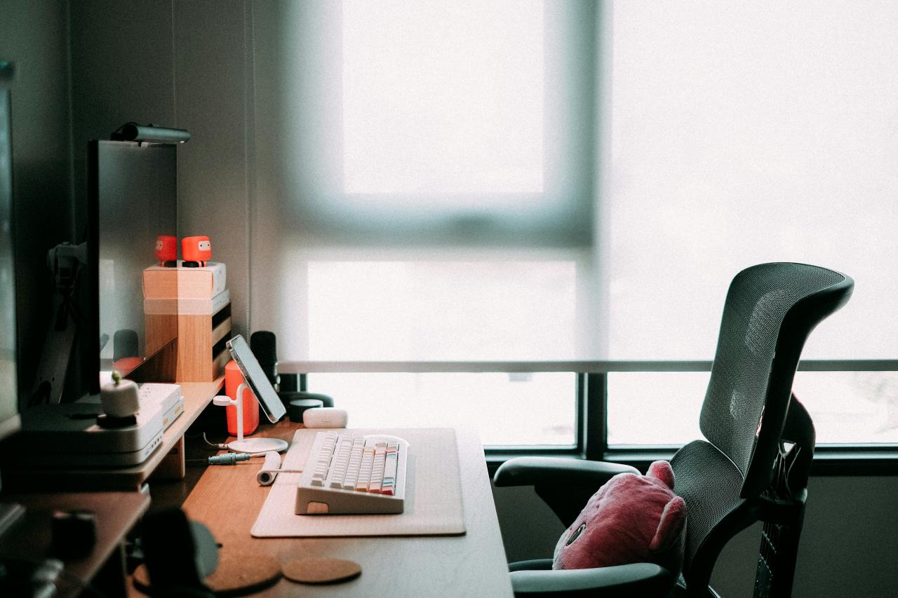 meja komputer dengan keyboard dan mouse