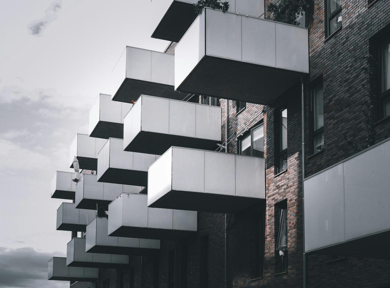 sebuah bangunan tinggi dengan balkon di sampingnya