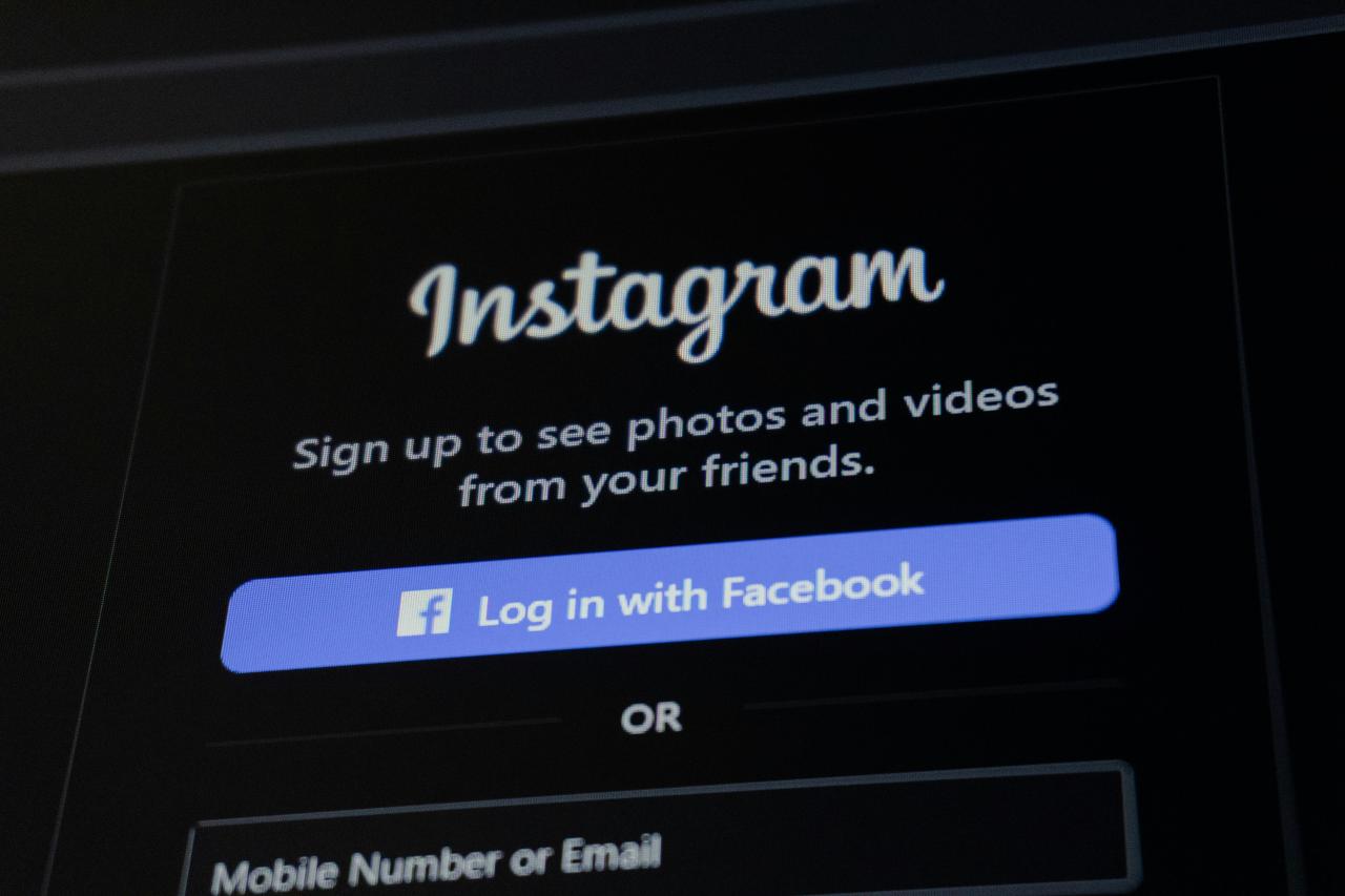 Layar login Instagram dengan tombol login facebook