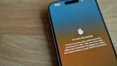 Ponsel yang duduk di atas meja kayu